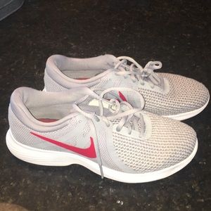 Young men’s Nike tennis shoes